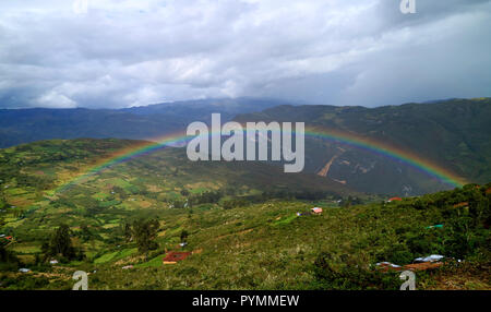 Regenbogen über der unteren Bergdorf, Luftaufnahme von Kuelap Festung in der Amazonas Region, Norden von Peru Stockfoto