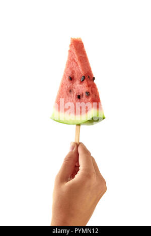 Hand hält eine Frau ein saftiges Stück Wassermelone lolly auf weißem Hintergrund mit Platz für Text. Das Konzept von Obst Eis Stockfoto