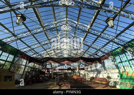 Innenansicht des UK's letzte Überlebende seaside Viktorianischen Gusseisen und Glas Winter Gardens, Great Yarmouth, Norfolk, wie die Küsten Rat sucht einen Investor und Betreiber es als touristische Attraktion zu laufen. Stockfoto