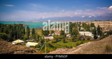 Antenne Panorama nach Karakol towm, ehemals Przhevalsk und Issyk-Kul See in Kirgisistan Stockfoto