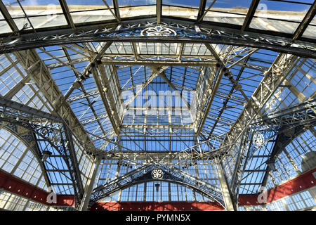 Innenansicht des UK's letzte Überlebende seaside Viktorianischen Gusseisen und Glas Winter Gardens, Great Yarmouth, Norfolk, wie die Küsten Rat sucht einen Investor und Betreiber es als touristische Attraktion zu laufen. Stockfoto