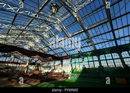 Innenansicht des UK's letzte Überlebende seaside Viktorianischen Gusseisen und Glas Winter Gardens, Great Yarmouth, Norfolk, wie die Küsten Rat sucht einen Investor und Betreiber es als touristische Attraktion zu laufen. Stockfoto