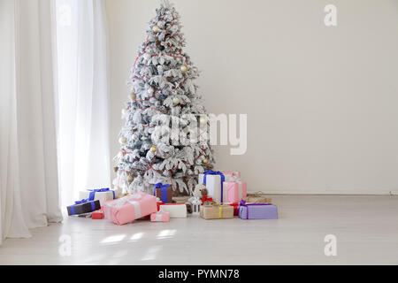 White Christmas Tree in Konate mit Strumpf-Füllmaschinen Stockfoto