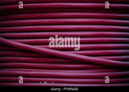 Rotes Kabel auf einer Haspel Stockfoto