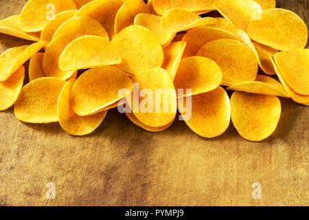 Kartoffel flache Chips auf Holztisch, close-up Stockfoto