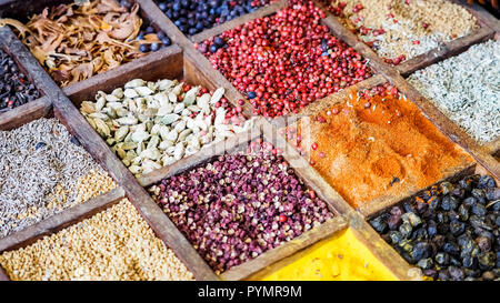 Sammlung bunte Mosaik Gewürze Sortiment im Holzkasten Veranstalter. Essen kochen Zutaten aus aller Welt indische asiatische zum Kochen Ori Stockfoto