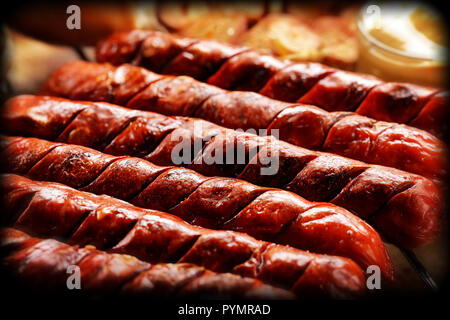 Gegrillte Würstchen mit Sauce Ketchup und Senf close up Vintage anzeigen Stockfoto