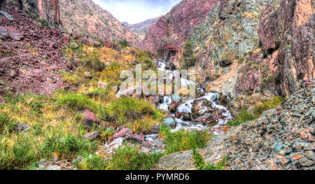 Kleiner Wasserfall zu Too-Ashuu Pass und Kara Balta Fluss und das Tal an Chuy Region Kirgisistan Stockfoto