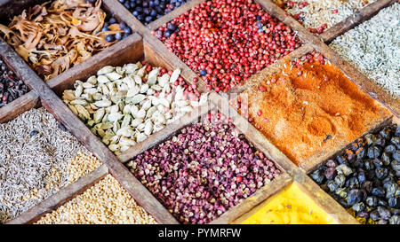 Sammlung bunte Mosaik Gewürze Sortiment im Holzkasten Veranstalter. Essen kochen Zutaten aus aller Welt indische asiatische zum Kochen Ori Stockfoto