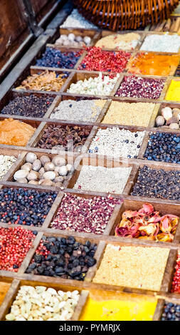 Sammlung bunte Mosaik Gewürze Sortiment im Holzkasten Veranstalter. Essen kochen Zutaten aus aller Welt indische asiatische zum Kochen Ori Stockfoto