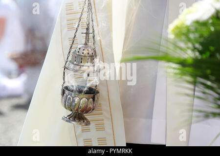 Weihrauch während draußen Masse Feier Stockfoto