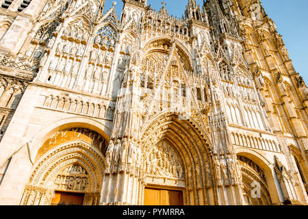 Blick von unten auf die Fassade des berühmten gotischen Kathedrale in Rouen Rouen, Stadt, die Hauptstadt der Region der Normandie in Frankreich Stockfoto