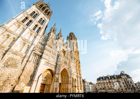 Ansicht von unten auf der Fassade der berühmten gotischen Kathedrale in Rouen Rouen, Stadt, die Hauptstadt der Region der Normandie in Frankreich Stockfoto