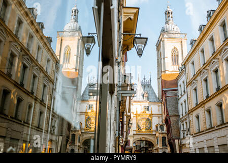 Street View mit Uhrturm, berühmten astronomischen Uhr in Rouen, der Hauptstadt der Normandie. Bild mit Reflexion aus dem Fenster Stockfoto