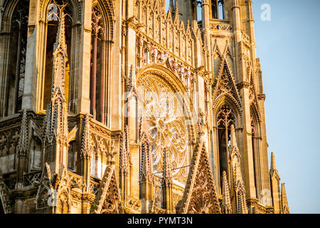 Blick auf die gotische Fassade der Kirche von Saint-Ouen während des Sonnenuntergangs in Rouen, Stadt, die Hauptstadt der Region der Normandie in Frankreich Stockfoto