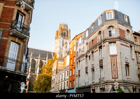 Blick auf die Straße mit schönen, alten Gebäuden und Turm der Kathedrale auf dem Hintergrund in Rouen, Stadt, die Hauptstadt der Region der Normandie in Frankreich Stockfoto