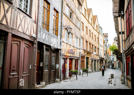Alte Fachwerkhäuser auf der Straße der Altstadt von Rouen, Stadt, die Hauptstadt der Region der Normandie in Frankreich Stockfoto