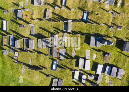 Antenne drone Ansicht einer Kirche Friedhof Friedhof. Stockfoto