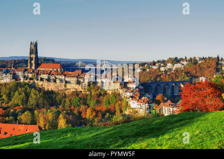 Freiburg, Blick auf die Altstadt, die Kathedrale, Sena's Bridge und zähringen's Bridge, Schweiz Stockfoto