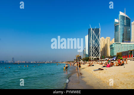 Dubai, Vereinigte Arabische Emirate - 8. März 2018: JBR, Jumeirah Beach Resort Panorama mit viele Schwimmer und Besucher an einem sonnigen Tag in Dubai, United Stockfoto