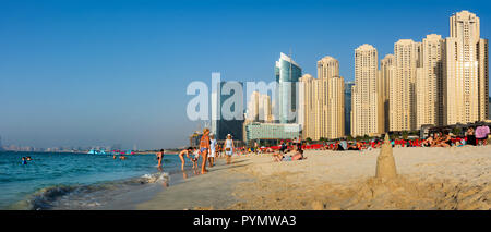Dubai, Vereinigte Arabische Emirate - 8. März 2018: JBR, Jumeirah Beach Resort Panorama mit viele Schwimmer und Besucher an einem sonnigen Tag in Dubai, United Stockfoto