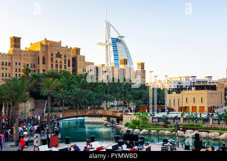 Dubai, Vereinigte Arabische Emirate - 20. April 2018: Sunst in Madinat Jumeirah Resort und Restaurants mit Burj Al Arab in Dubai Stockfoto