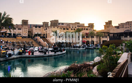 Dubai, Vereinigte Arabische Emirate - 20. April 2018: Sunst Blick in Madinat Jumeirah Resort und Restaurants, Freizeit Reisen vor Ort in Dubai Stockfoto