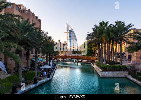 Dubai, Vereinigte Arabische Emirate - 20. April 2018: Burj al Arab, Madinat Jumeirah Resort und Restaurants in Dubai bei Sonnenuntergang Stockfoto
