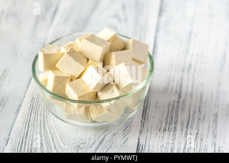 Schneiden Sie Tofu im Glas Schüssel Stockfoto