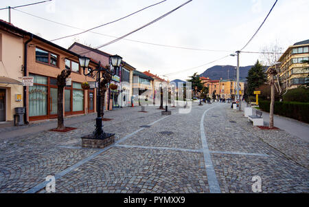 Vranje, Serbien - April 4, 2018: Fußgängerzone in Vranje an einem bewölkten Tag im südlichen Serbien Stockfoto