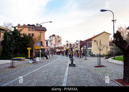 Vranje, Serbien - April 4, 2018: Fußgängerzone in Vranje an einem bewölkten Tag im südlichen Serbien Stockfoto