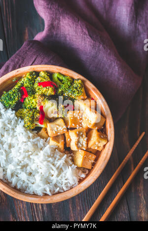 Tofu und Brokkoli unter Rühren braten mit Reis Stockfoto