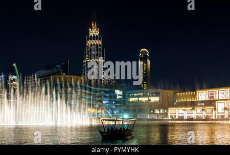 DUBAI, VEREINIGTE ARABISCHE EMIRATE - Februar 5, 2018: Dubai Fountain Show am Abend, jeden Tag viele Touristen anzieht. Die Dubai Fountain ist der weltweit Stockfoto