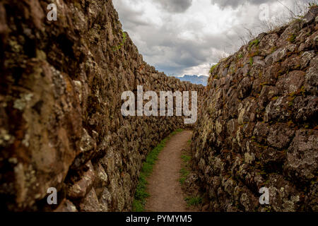 Alte Inka-Festung im Heiligen Tal, Peru, mit dem Weg zu Machu Picchu, Alte Inka Festung in den peruanischen Heiligen Tal Stockfoto