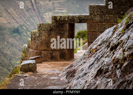 Alte Inka-Festung im Heiligen Tal, Peru, mit dem Weg zu Machu Picchu, Alte Inka Festung in den peruanischen Heiligen Tal Stockfoto