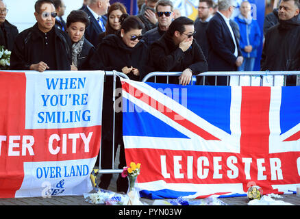 Aiyawatt Srivaddhanaprabha und Mutter Aimon (Mitte) mit Familienmitgliedern in Leicester City Football Club, Leicester Vorsitzender Vichai Srivaddhanaprabha, gehörte zu denen, die zu haben auf tragische Weise ihr Leben am Samstag Abend, wenn ein Hubschrauber mit ihm und vier andere Personen außerhalb King Power Stadion abgestürzt verloren. Stockfoto