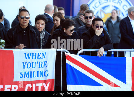 Aiyawatt Srivaddhanaprabha und Mutter Aimon (Mitte) mit Familienmitgliedern in Leicester City Football Club, Leicester Vorsitzender Vichai Srivaddhanaprabha, gehörte zu denen, die zu haben auf tragische Weise ihr Leben am Samstag Abend, wenn ein Hubschrauber mit ihm und vier andere Personen außerhalb King Power Stadion abgestürzt verloren. Stockfoto