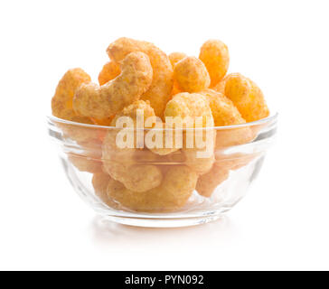 Knusprige Erdnüsse Puffs isoliert auf weißem Hintergrund. Stockfoto