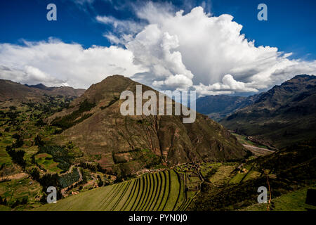 Peruanische archäologische Stätte im heiligen Tal, auf dem Weg zu Machu Picchu, Peru archäologische Stätte im Heiligen Tal, Peru, Südamerika Stockfoto