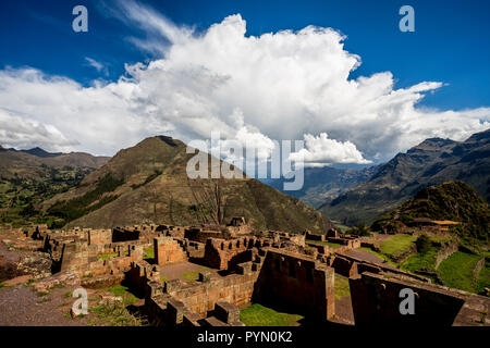 Peruanische archäologische Stätte im heiligen Tal, auf dem Weg zu Machu Picchu, Peru archäologische Stätte im Heiligen Tal, Peru, Südamerika Stockfoto