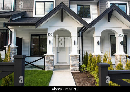 Schöne neue, zeitgenössische Suburban angefügte Townhomes in einem kanadischen Nachbarschaft. Stockfoto