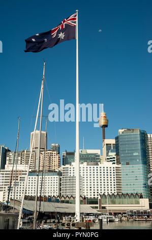 20.09.2018, Sydney, New South Wales, Australien - Australische Flagge Wellen über Darling Harbour mit Sydneys Skyline des Central Business District. Stockfoto