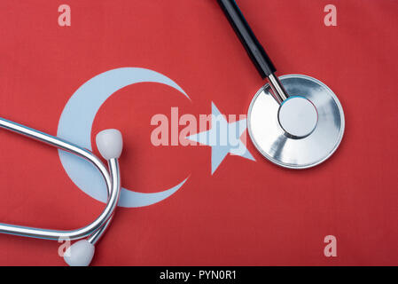 Stethoskop auf die Türkische Flagge. Medizinisches Konzept. Behandlung in der Türkei. Stockfoto