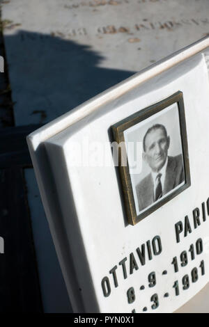 Gedenktafel auf einem Grabstein auf einem Friedhof mit dem alten Bild eines alten Mannes Stockfoto