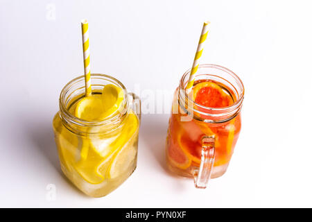 Zitrone und Grapefruit Smoothies in einem Glas isoliert auf weißem Stockfoto