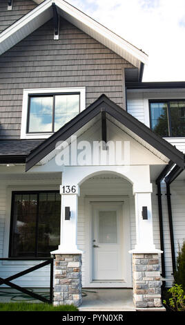 Schöne neue, zeitgenössische Suburban angefügte Townhomes in einem kanadischen Nachbarschaft. Stockfoto