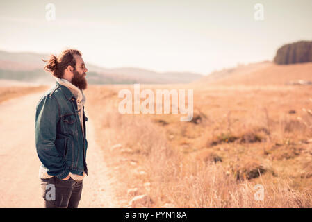 Attraktiven jungen Mann in das Feld Stockfoto