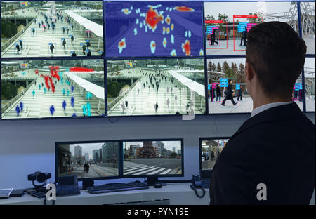 Iot maschinelles Lernen mit menschlichen und Objekterkennung, die künstliche Intelligenz verwenden, um Messungen, analytische und identische Konzept, es erfindet t Stockfoto