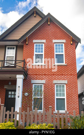 Red brick Wohnungen nebeneinander. Reihe der typisch englischen Reihenhäuser, townhomes. Stockfoto