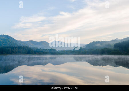 Morgen Lichter über dem See in den transsylvanischen Bergen Stockfoto